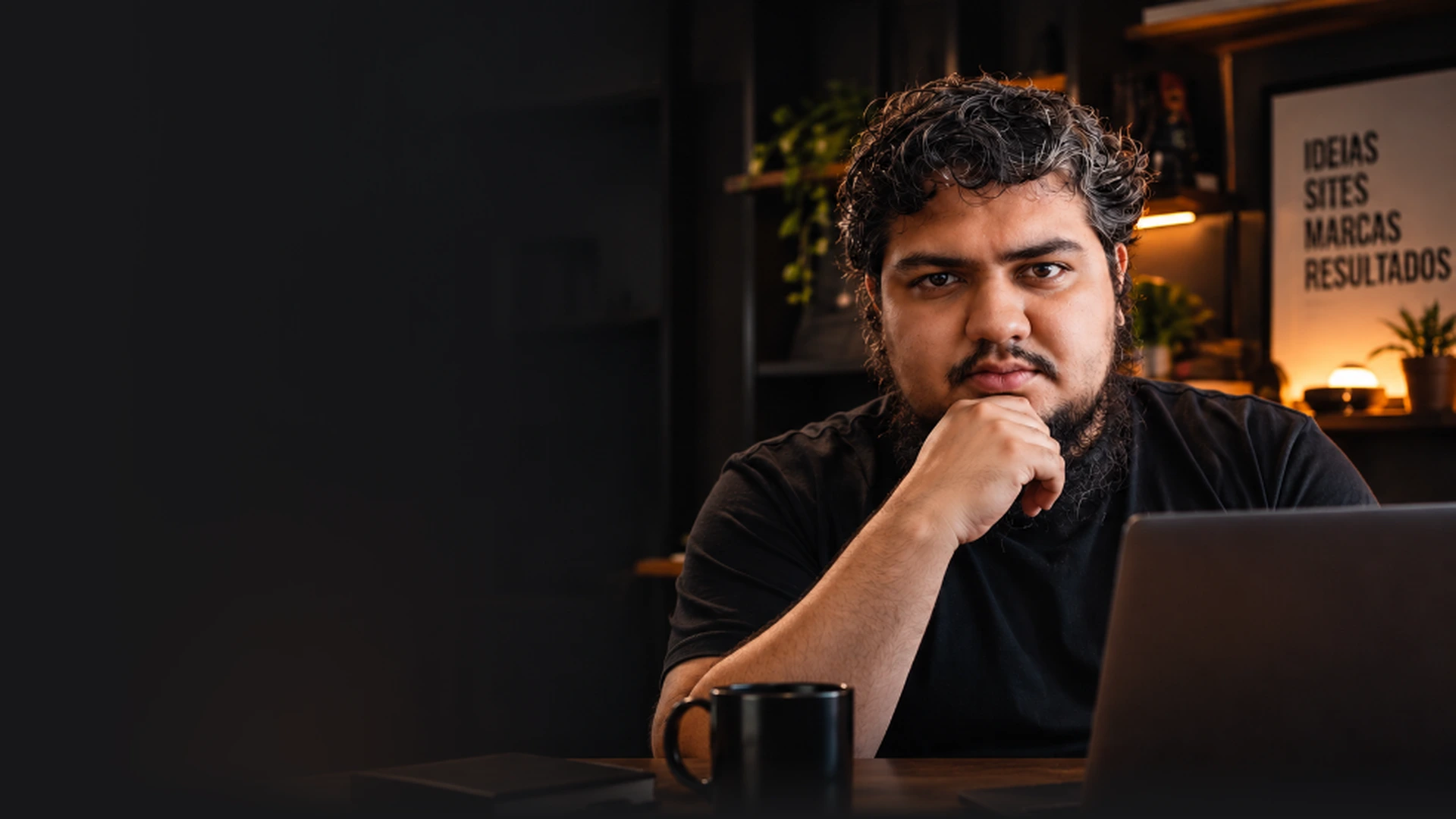 Kalel Menezes no escritório em seu laptop